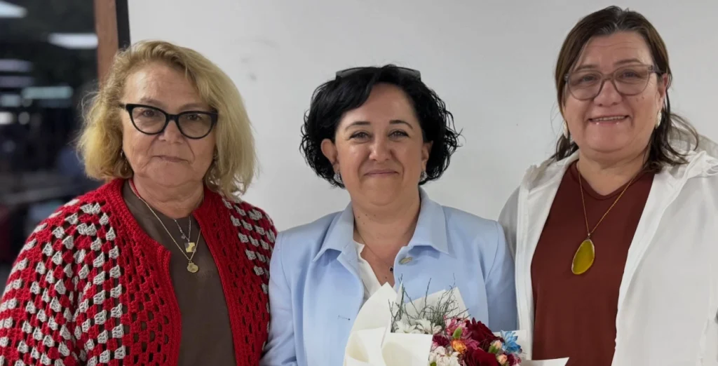Lapseki Belediyesi imzalı Örgü Sinema Gecesi etkinliğinde kadınlar hem nostaljik sinemanın keyfini çıkardı hem de yaşlı bakımevi için kışlık battaniyeler ördü.