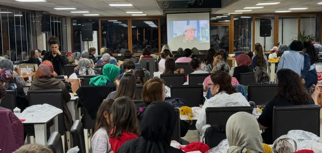 Lapseki Belediyesi imzalı Örgü Sinema Gecesi etkinliğinde kadınlar hem nostaljik sinemanın keyfini çıkardı hem de yaşlı bakımevi için kışlık battaniyeler ördü.