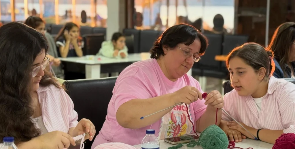 Lapseki Belediyesi imzalı Örgü Sinema Gecesi etkinliğinde kadınlar hem nostaljik sinemanın keyfini çıkardı hem de yaşlı bakımevi için kışlık battaniyeler ördü.