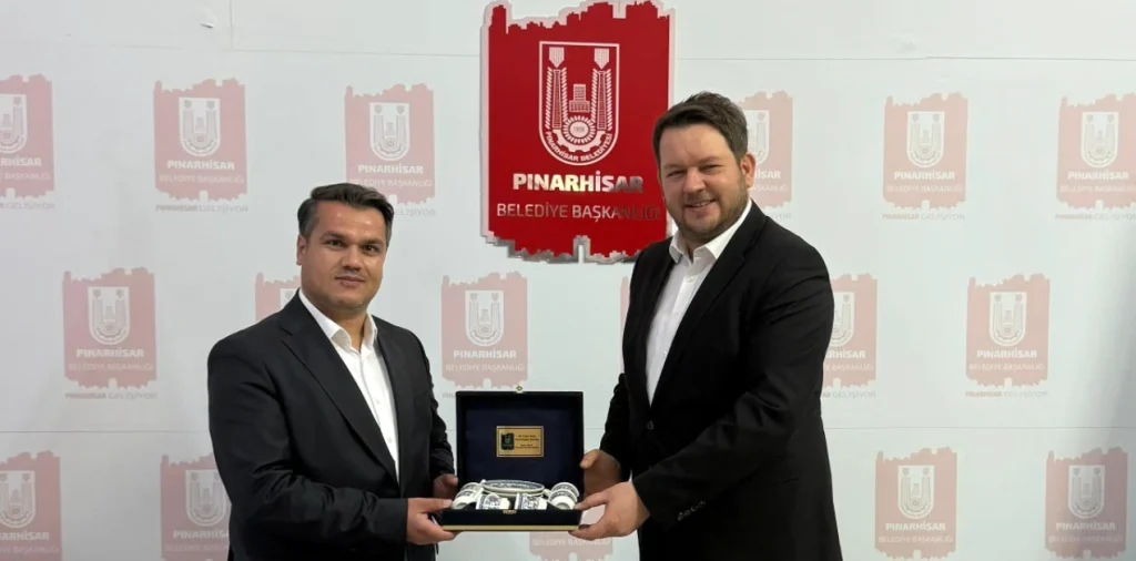 Pınarhisar Belediyesi'nde önemli buluşma! Başkan İhsan Talay, Çankırı Eldivan Belediye Başkanı ve sivil toplum temsilcilerini ağırladı. Yerel yönetimlerde dayanışma vurgusu.
