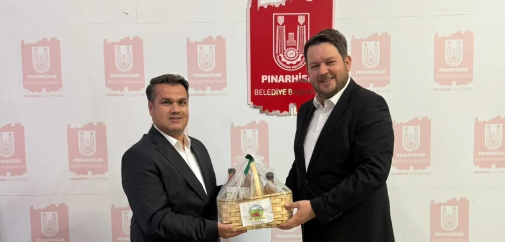 Pınarhisar Belediyesi'nde önemli buluşma! Başkan İhsan Talay, Çankırı Eldivan Belediye Başkanı ve sivil toplum temsilcilerini ağırladı. Yerel yönetimlerde dayanışma vurgusu.