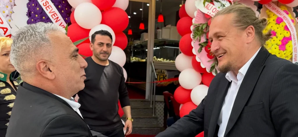 Lapseki Belediye Başkanı Atilla Öztürk, ilçedeki yeni lezzet durağı Sarıyer Börekçisi'nin açılışına katıldı. Açılış kurdelesini kesen Öztürk, esnafa başarılar diledi. Lapseki Haberler