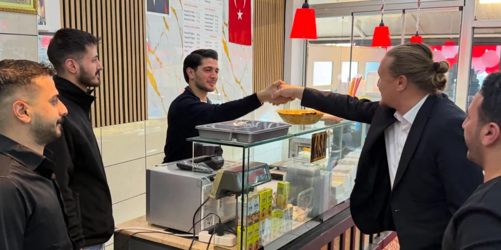 Lapseki Belediye Başkanı Atilla Öztürk, ilçedeki yeni lezzet durağı Sarıyer Börekçisi'nin açılışına katıldı. Açılış kurdelesini kesen Öztürk, esnafa başarılar diledi. Lapseki Haberler