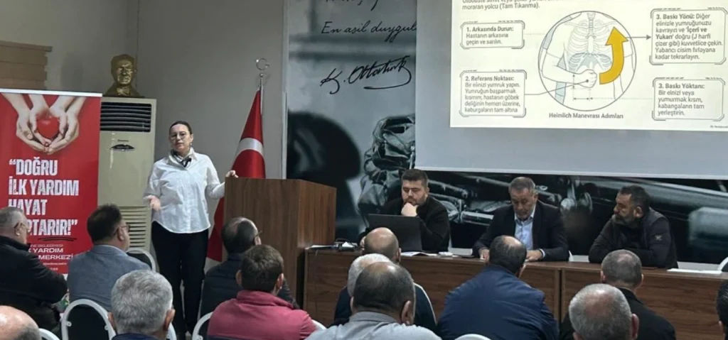 Edirne Belediye Başkanlığı, Serhad Birlik şoförlerine yönelik iki gün süren ilk yardım semineri gerçekleştirdi. Trafik ve İlk Yardım Haftası kapsamında düzenlenen eğitimlerde acil durum müdahaleleri pekiştirildi.