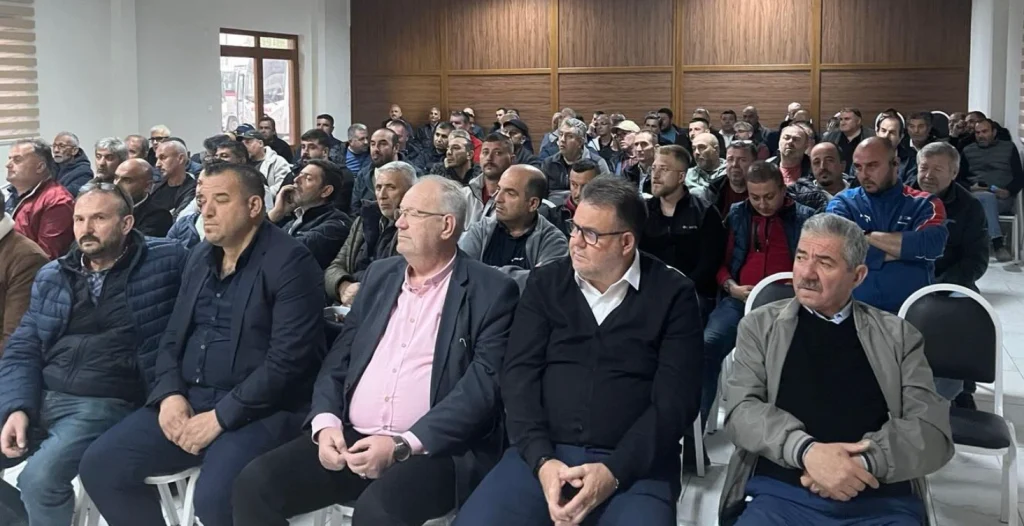 Edirne Belediye Başkanlığı, Serhad Birlik şoförlerine yönelik iki gün süren ilk yardım semineri gerçekleştirdi. Trafik ve İlk Yardım Haftası kapsamında düzenlenen eğitimlerde acil durum müdahaleleri pekiştirildi.