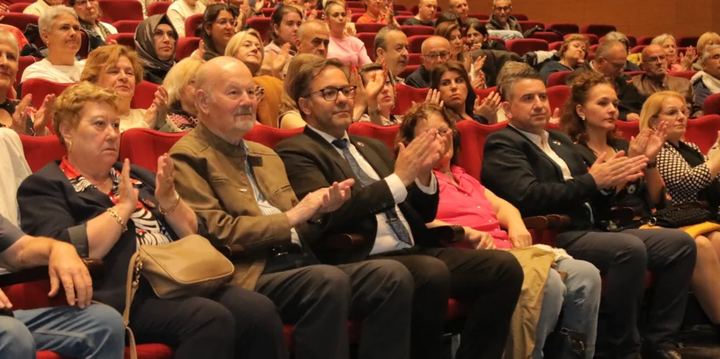 Edirne Belediyesi Türk Sanat Müziği Topluluğu'ndan unutulmaz performans! Solistler Geçidi konserinde sevilen eserler yankılandı. Detaylar ve gecenin özeti haberimizde. Edirne Haberler