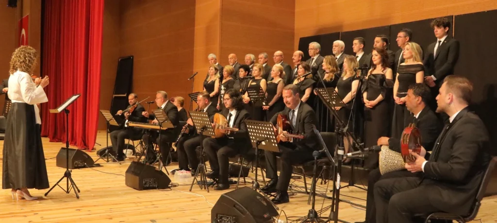Edirne Belediyesi Türk Sanat Müziği Topluluğu'ndan unutulmaz performans! Solistler Geçidi konserinde sevilen eserler yankılandı. Detaylar ve gecenin özeti haberimizde. Edirne Haberler