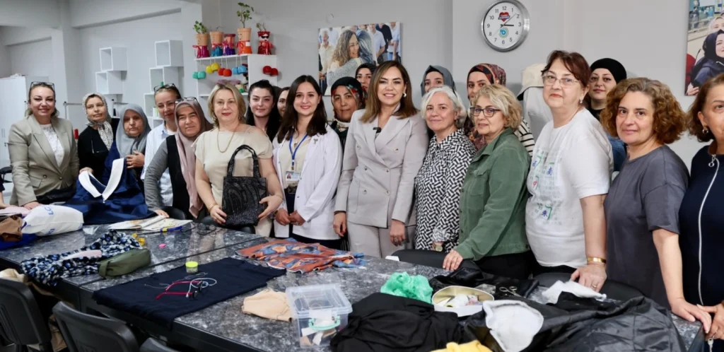Tekirdağ Büyükşehir Belediye Başkanı Dr. Candan Yüceer, TEK Atölye ziyaretiyle kadın emeğinin katma değere dönüştüğü projeleri inceledi; eşitlik vurgusu yaptı.