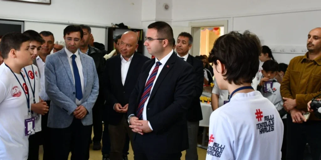 Bozcaada'da genç mucitlerin teknolojik, çevresel ve sürdürülebilir turizm projeleri büyük ilgi gördü. İstiklal Ortaokulu TÜBİTAK 4006 Bilim Fuarı detayları haberimizde.