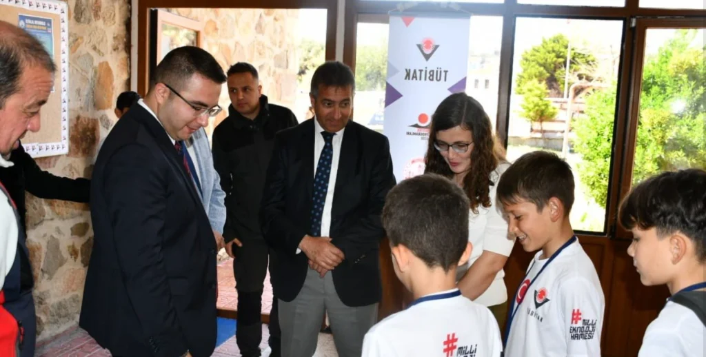 Bozcaada'da genç mucitlerin teknolojik, çevresel ve sürdürülebilir turizm projeleri büyük ilgi gördü. İstiklal Ortaokulu TÜBİTAK 4006 Bilim Fuarı detayları haberimizde.