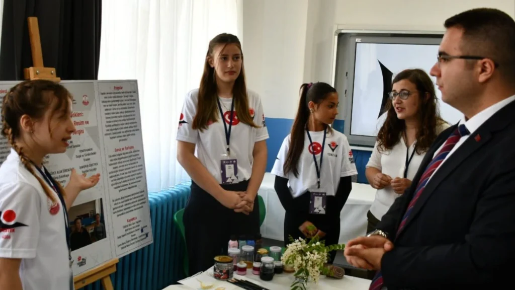 Bozcaada'da genç mucitlerin teknolojik, çevresel ve sürdürülebilir turizm projeleri büyük ilgi gördü. İstiklal Ortaokulu TÜBİTAK 4006 Bilim Fuarı detayları haberimizde.