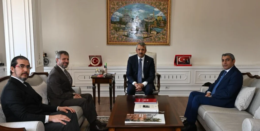 TÜİK Başkan Yardımcısı Dr. Aydın Keskin Kadıoğlu ve heyeti, 100. yıl dönümü etkinlikleri kapsamında Edirne Valisi Yunus Sezer'i ziyaret ederek istatistiğin önemini görüştü.