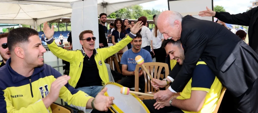 Trakya Üniversitesi 38. Kültür, Sanat ve Spor Şenlikleri Ayşekadın Yerleşkesi'nde başladı. Rektör Mustafa Hatipler öğrencilerin topluluk çalışmalarını yerinde inceledi.