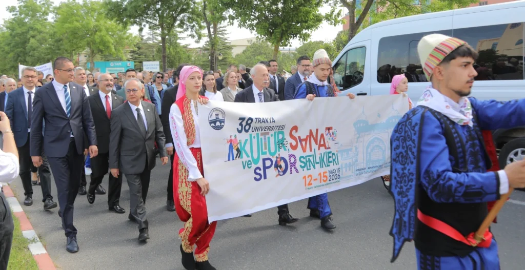 Edirne Belediye Başkanlığı, Trakya Üniversitesi 38. Kültür, Sanat ve Spor Şenlikleri kortejine katıldı. Belediye Başkan Yardımcısı Cenk Ergüden gençlerin coşkusuna ortak oldu. Edirne Haberler