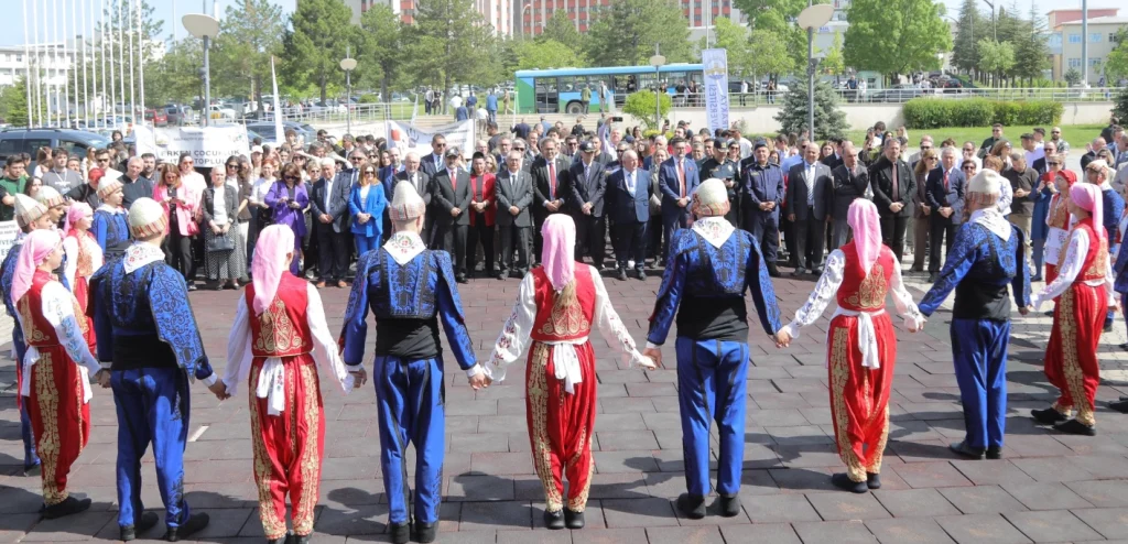 Edirne Belediye Başkanlığı, Trakya Üniversitesi 38. Kültür, Sanat ve Spor Şenlikleri kortejine katıldı. Belediye Başkan Yardımcısı Cenk Ergüden gençlerin coşkusuna ortak oldu. Edirne Haberler