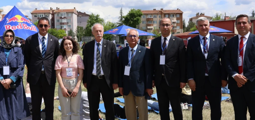 Trakya Üniversitesi 38. Kültür, Sanat ve Spor Şenlikleri Ayşekadın Yerleşkesi'nde başladı. Rektör Mustafa Hatipler öğrencilerin topluluk çalışmalarını yerinde inceledi.