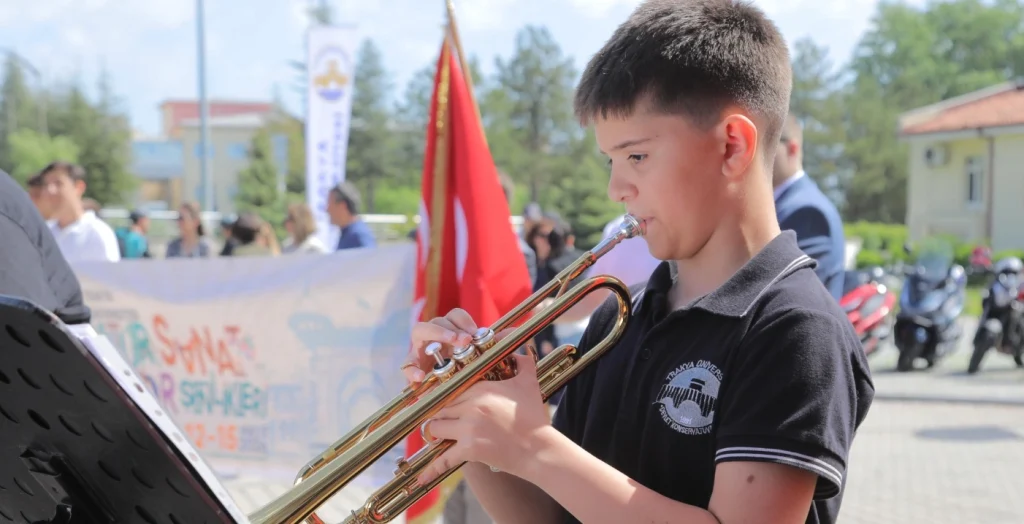 Edirne Belediye Başkanlığı, Trakya Üniversitesi 38. Kültür, Sanat ve Spor Şenlikleri kortejine katıldı. Belediye Başkan Yardımcısı Cenk Ergüden gençlerin coşkusuna ortak oldu. Edirne Haberler