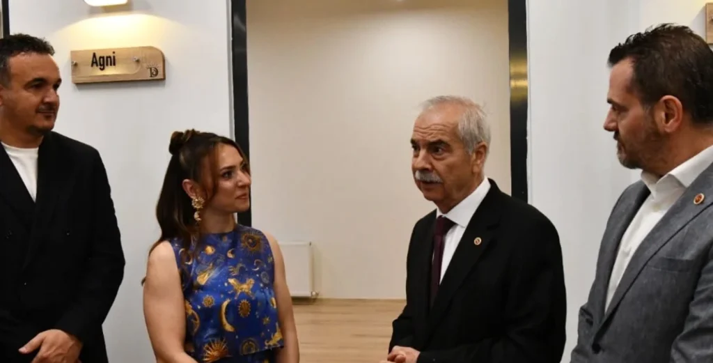 Keşan Belediye Başkanı Mehmet Özcan, Yeni Mahalle Rasim Ergene Caddesi'nde Tuğçe Dinç Yoga Stüdyo'nun açılışını yaptı. Keşan’ın yeni spor merkezine dair detaylar burada.