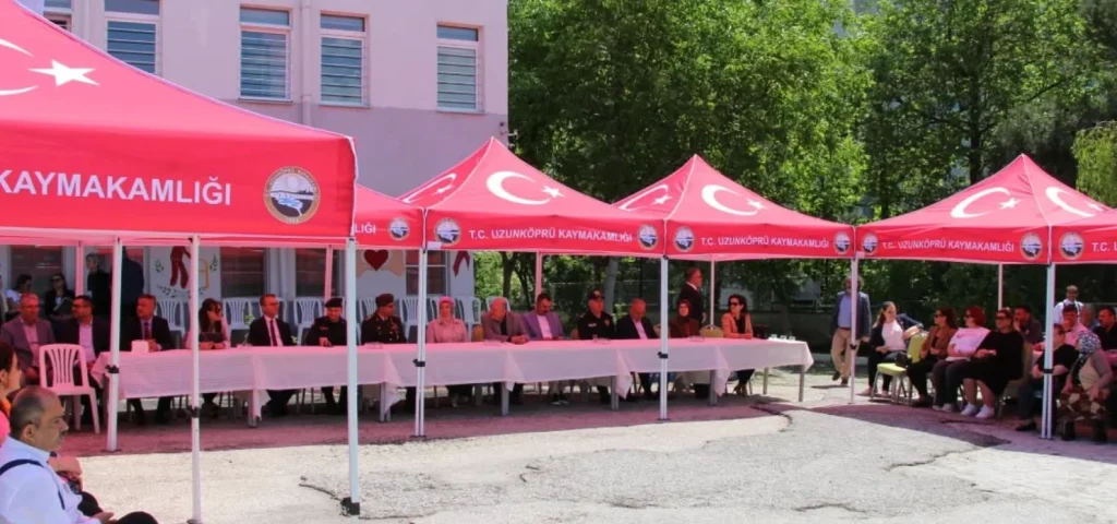 Uzunköprü'de Engelliler Haftası büyük bir coşkuyla kutlandı! Belediye Başkanı Ediz Martin'in katıldığı özel etkinlikteki çerçeve atölyesi ve renkli anlar haberimizde. Uzunköprü Haberler