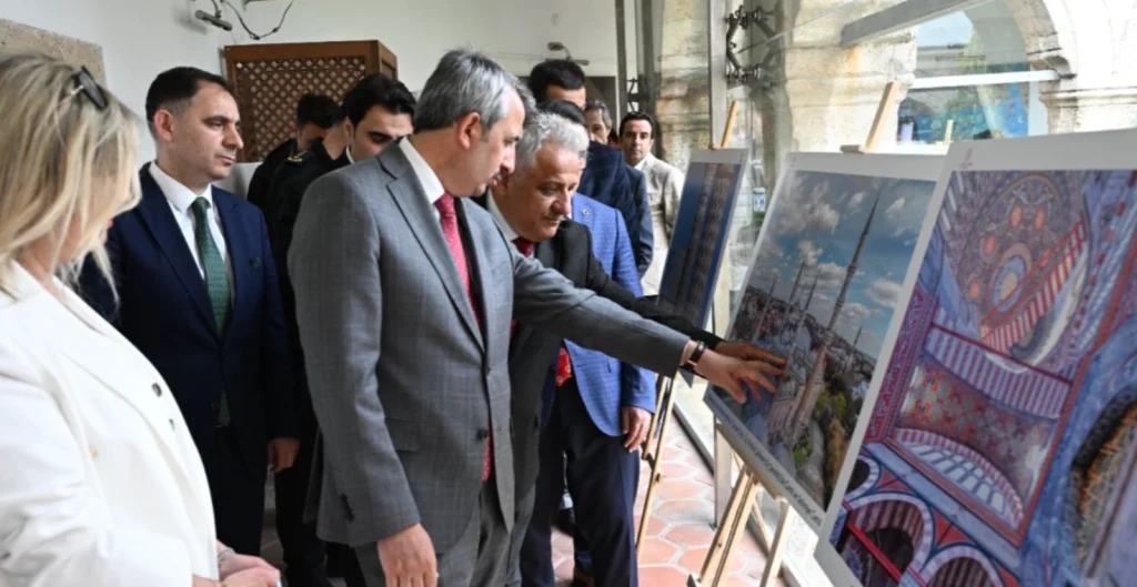 Edirne Valisi Yunus Sezer, Vakıf Haftası etkinlikleri kapsamında Cemil Şahin ve Saime Güler’in "Edirne’de Vakıf Medeniyetinin Zarafeti" sergisini açtı. Detaylar haberimizde. Edirne Haberler