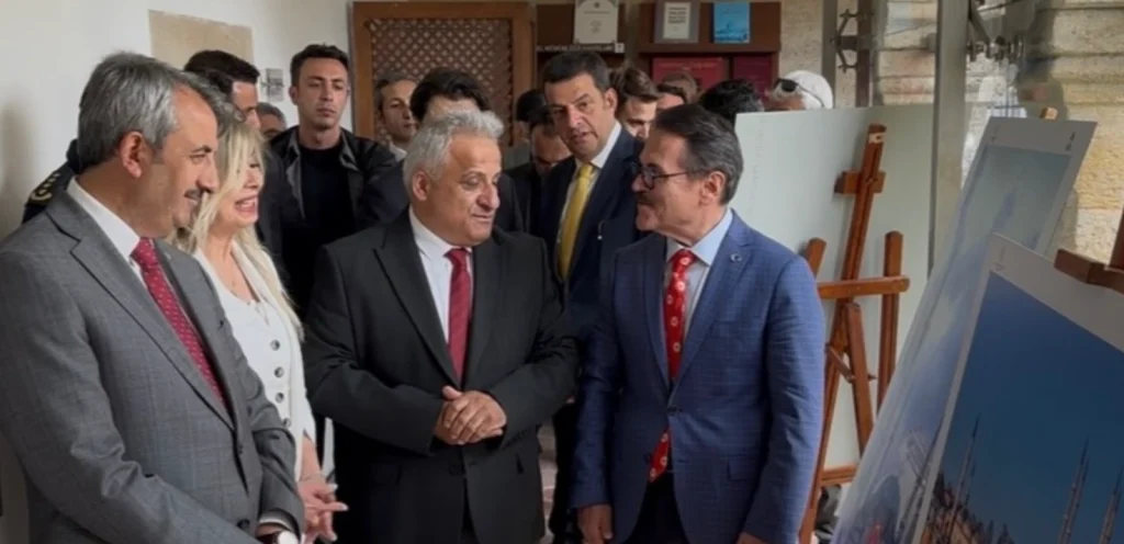 Edirne Valisi Yunus Sezer, Vakıf Haftası etkinlikleri kapsamında Cemil Şahin ve Saime Güler’in "Edirne’de Vakıf Medeniyetinin Zarafeti" sergisini açtı. Detaylar haberimizde. Edirne Haberler