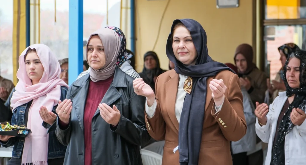 Belgin İba, Lalapaşa Doğanköy ve Demirköy tarafından düzenlenen Yağmur ve Şükür Duası'na katılarak Edirneli üreticilerle bir araya geldi. Detaylar haberimizde. Lalapaşa Haberler