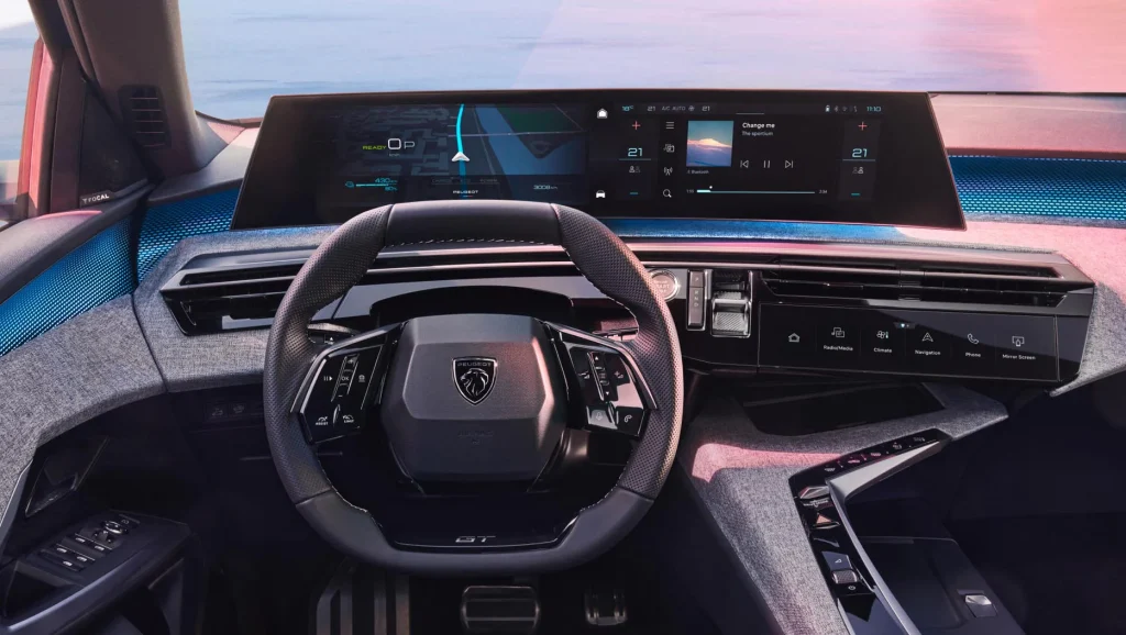 Yeni Peugeot 5008 modelinin teknik özellikleri, iç mekan tasarımı ve elektrikli motor seçenekleri hakkında kapsamlı inceleme. 21" Panoramik i-Cockpit ve 7 kişilik kapasite ile tanışın.