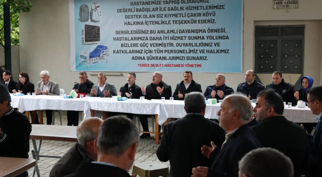 Çanakkale Valisi Doç. Dr. Ömer Toraman, Yenice Çakır Köyü hayır etkinliğinde vatandaşlarla buluştu. Köylülerin bağışıyla alınan tıbbi cihazlar Yenice Devlet Hastanesine teslim edildi. Yenice Haberler