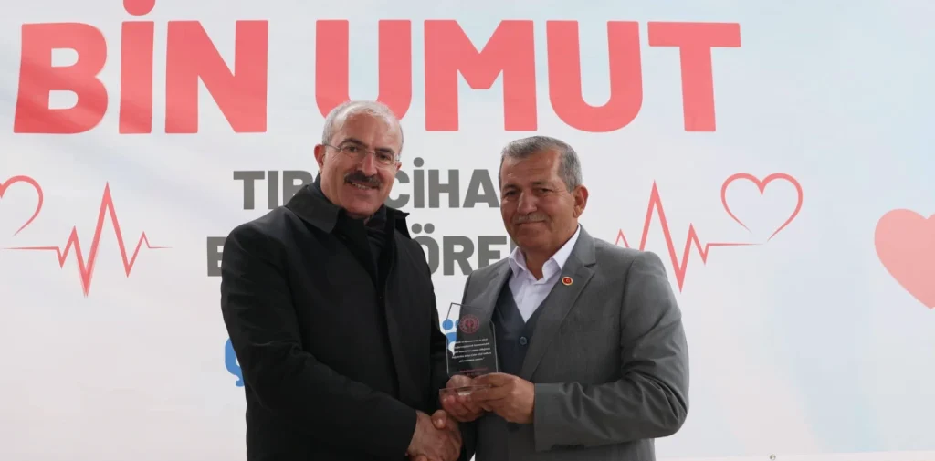 Çanakkale Valisi Doç. Dr. Ömer Toraman, Yenice Çakır Köyü hayır etkinliğinde vatandaşlarla buluştu. Köylülerin bağışıyla alınan tıbbi cihazlar Yenice Devlet Hastanesine teslim edildi. Yenice Haberler