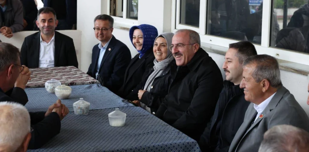 Çanakkale Valisi Doç. Dr. Ömer Toraman, Yenice Çakır Köyü hayır etkinliğinde vatandaşlarla buluştu. Köylülerin bağışıyla alınan tıbbi cihazlar Yenice Devlet Hastanesine teslim edildi. Yenice Haberler
