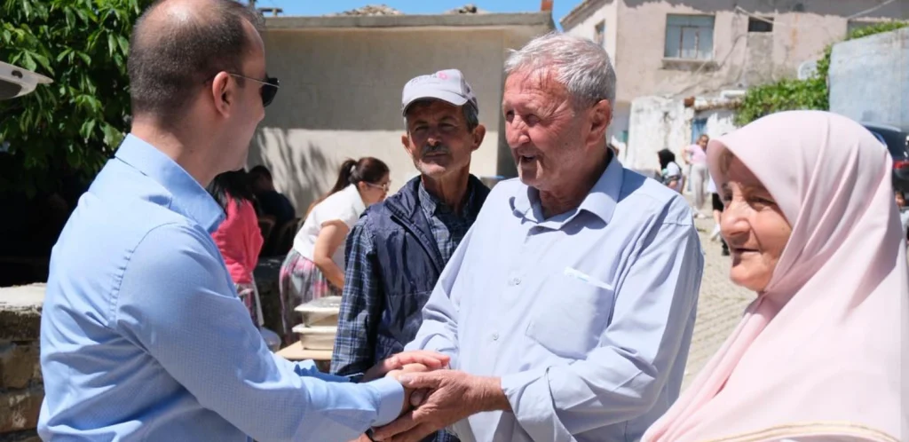 Eceabat Kaymakamı Kerem Yenigün, Yolağzı Köy Hayrı etkinliğine katılarak yarımada sakinleriyle bir araya geldi. Birlik ve beraberliğin pekiştiği geleneksel buluşmanın detayları. Eceabat Haberler