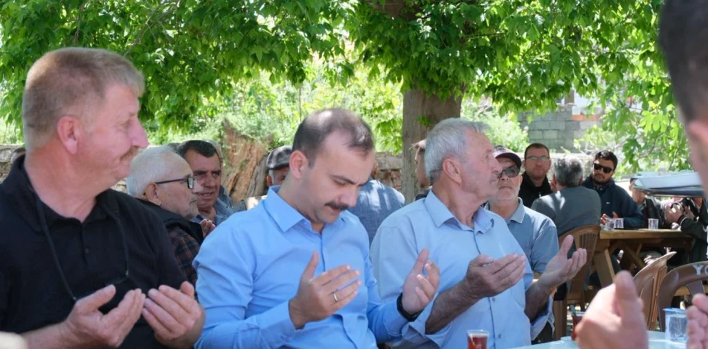 Eceabat Kaymakamı Kerem Yenigün, Yolağzı Köy Hayrı etkinliğine katılarak yarımada sakinleriyle bir araya geldi. Birlik ve beraberliğin pekiştiği geleneksel buluşmanın detayları. Eceabat Haberler