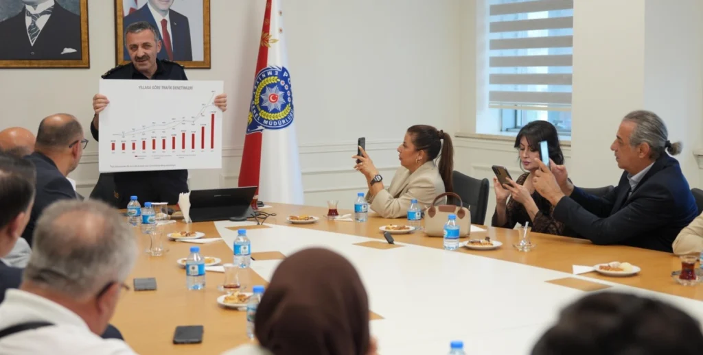 Tekirdağ İl Emniyet Müdürlüğü'ne gerçekleştirilen ziyarette dijital güvenlik riskleri ve asayiş konuları değerlendirildi. Emniyet ve basın mensupları siber farkındalık için güç birliği yaptı. Tekirdağ Haberler