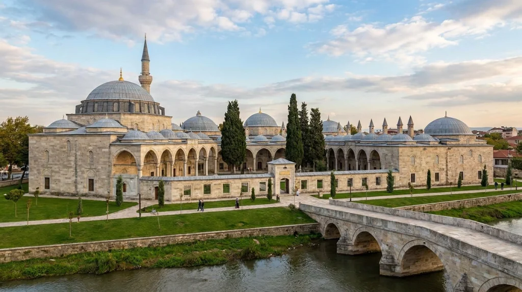 Edirne'nin Osmanlı'dan Cumhuriyet'e uzanan hikayesini keşfedin. Selimiye Camii, nehirler, 1892 Salnamesi ve geleneksel el sanatları ile Edirne gezi rehberi burada.