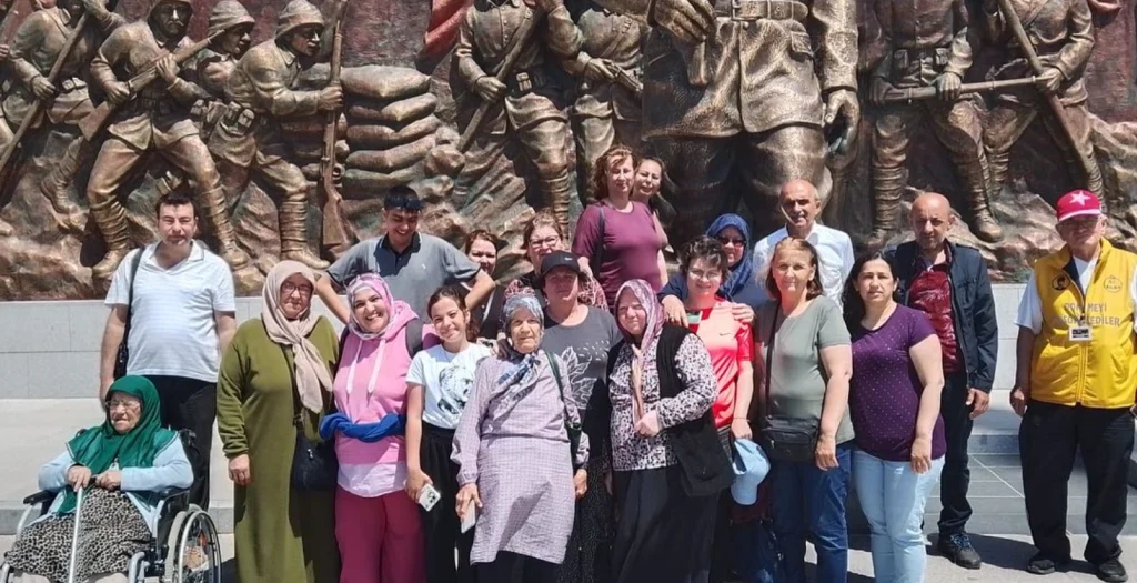 Muratlı Belediyesi'nden engelli vatandaşlara özel Çanakkale turu! Varol Türel'in öncülüğünde düzenlenen Engelliler Haftası etkinliğiyle tarihi yarımadada duygu dolu anlar yaşandı. Muratlı Haberler