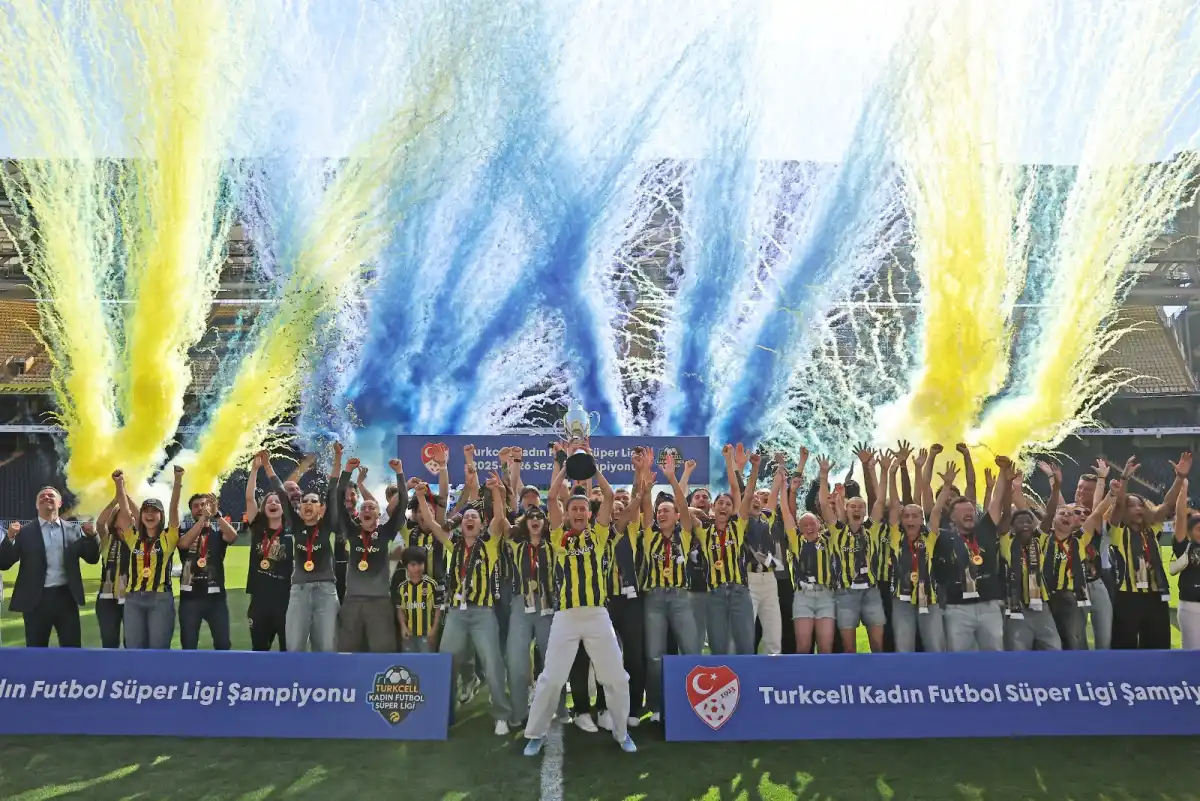 Fenerbahçe Kadın Futbol Takımı Şampiyonluk Kupasını Kaldırdı