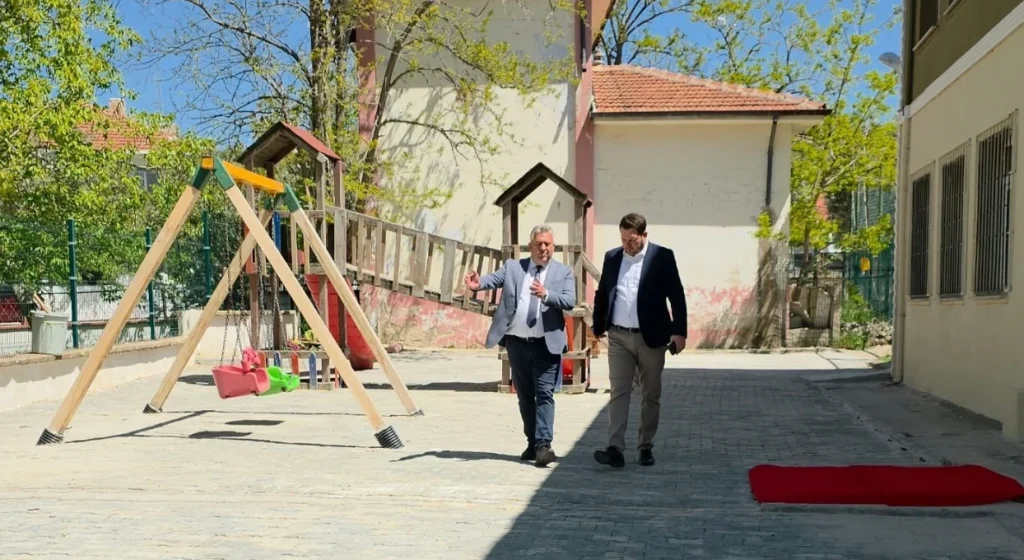 Kırklareli Pınarhisar'da İbrahim Dalkılıç İlkokulu tarafından düzenlenen geleneksel kermes ve şenlik detayları. İhsan Talay katılımıyla gerçekleşen dev organizasyon haberi.