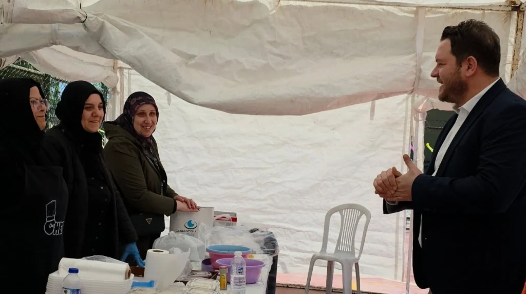 Kırklareli Pınarhisar'da İbrahim Dalkılıç İlkokulu tarafından düzenlenen geleneksel kermes ve şenlik detayları. İhsan Talay katılımıyla gerçekleşen dev organizasyon haberi.