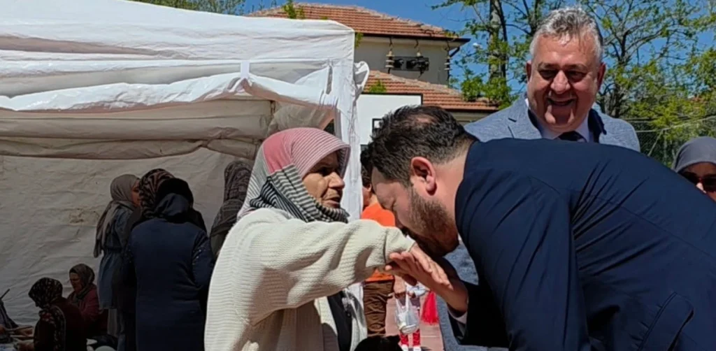 Kırklareli Pınarhisar'da İbrahim Dalkılıç İlkokulu tarafından düzenlenen geleneksel kermes ve şenlik detayları. İhsan Talay katılımıyla gerçekleşen dev organizasyon haberi.