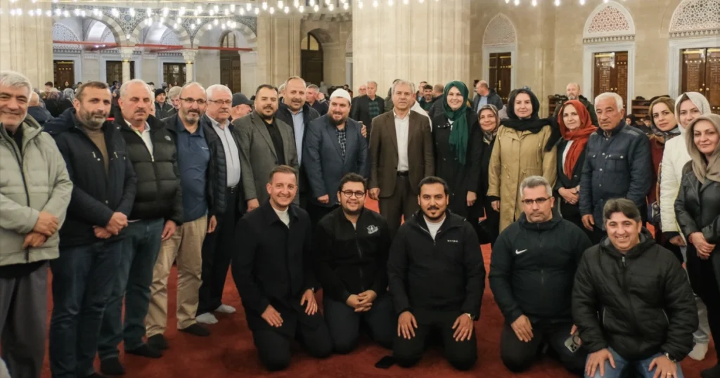 Edirne Selimiye Camii'nde düzenlenen duygusal törenle hacı adayları kutsal topraklara uğurlandı. Belgin İba ve Rasim Özgün'ün katıldığı törende dualar ve yağmurun bereketi eşliğinde hac yolculuğu başladı. Edirne Haberler