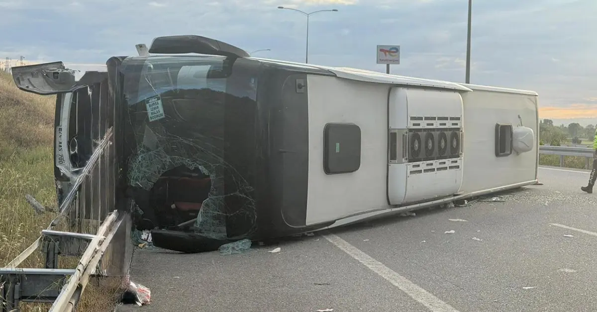 Otobüs Devrildi: 25 Yaralı Var!