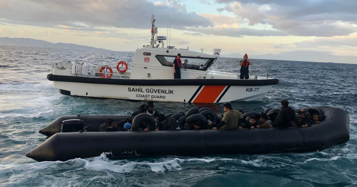 İzmir açıklarında 40 düzensiz göçmen yakalandı