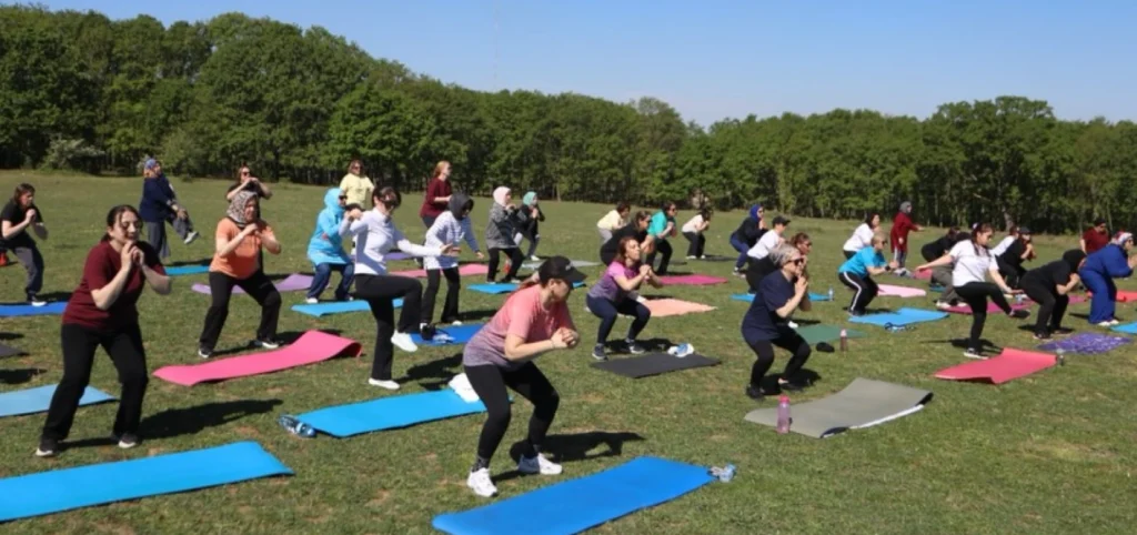 Kapaklı Belediyesi, kadınlara yönelik sabah sporu kursunu İkiz Göller'in eşsiz doğasında gerçekleştirdi. Gençlik Haftası etkinlikleri detayları burada.