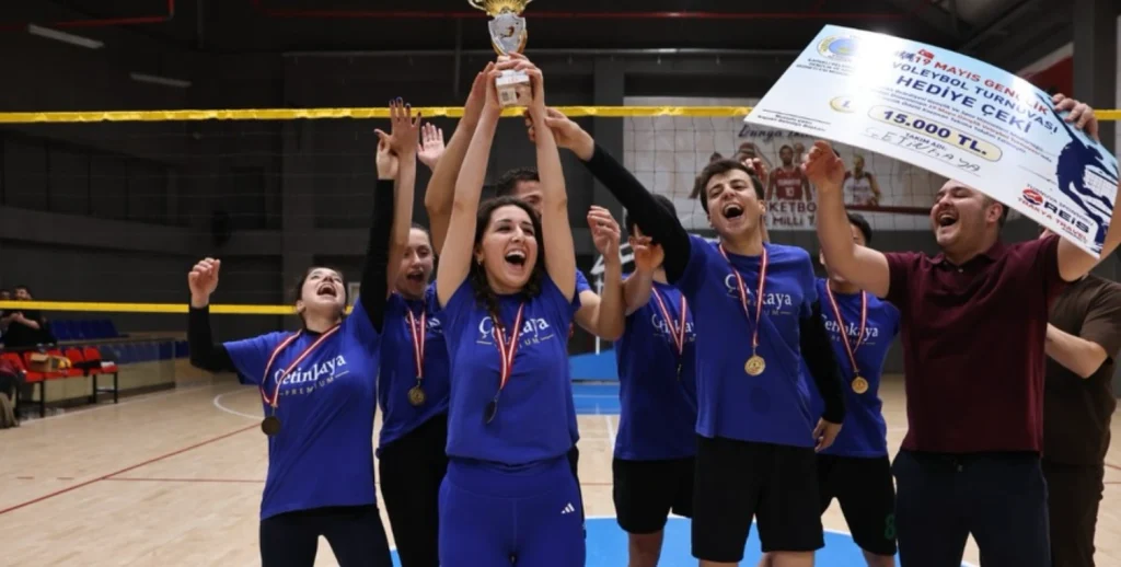 Kapaklı Belediyesi tarafından düzenlenen 25 takımın katıldığı geniş kapsamlı voleybol turnuvası tamamlandı. Turnuvada dereceye, Kapaklı Haberler