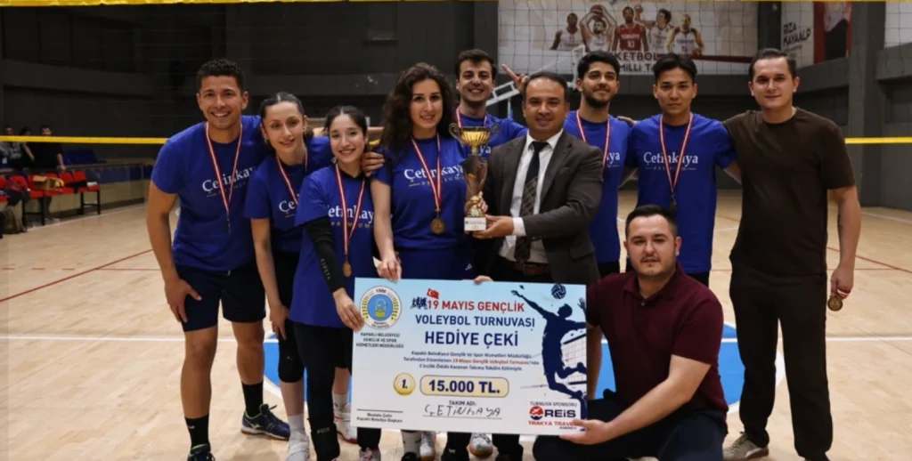 Kapaklı Belediyesi tarafından düzenlenen 25 takımın katıldığı geniş kapsamlı voleybol turnuvası tamamlandı. Turnuvada dereceye, Kapaklı Haberler