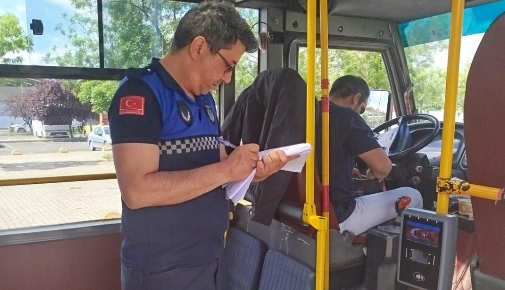Lüleburgaz Belediyesi zabıta ekipleri kent genelinde şehiriçi toplu taşıma araçlarında denetim gerçekleştirdi. Yönetmeliğe aykırı araçlara eksiklerini gidermesi için süre verildi.