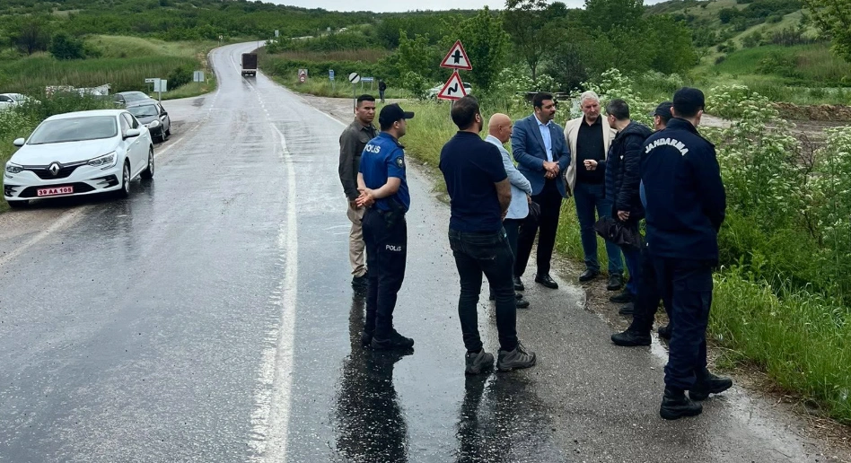Pehlivanköy tarihi Akarca Köprüsü için kritik inceleme! Belediye Başkanı Gündüz Hoşgör ve Kaymakam Yunus Emre Yıldız, köprüdeki sorunları yerinde denetledi.