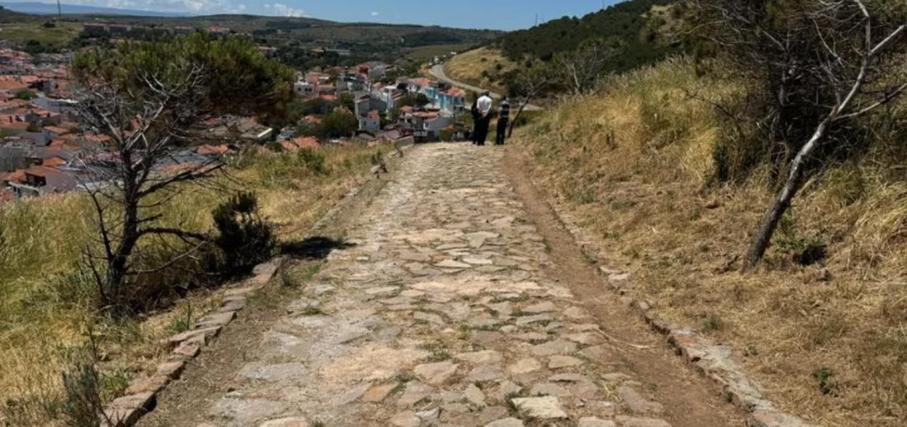 Bozcaada tarihi yel değirmenleri alanı, Kaymakamlık ve Mahalli İdare Başkanlığı koordinasyonunda yürütülen çevre düzenlemesi ve ulaşım altyapısı çalışmalarıyla tamamen yenilendi.
