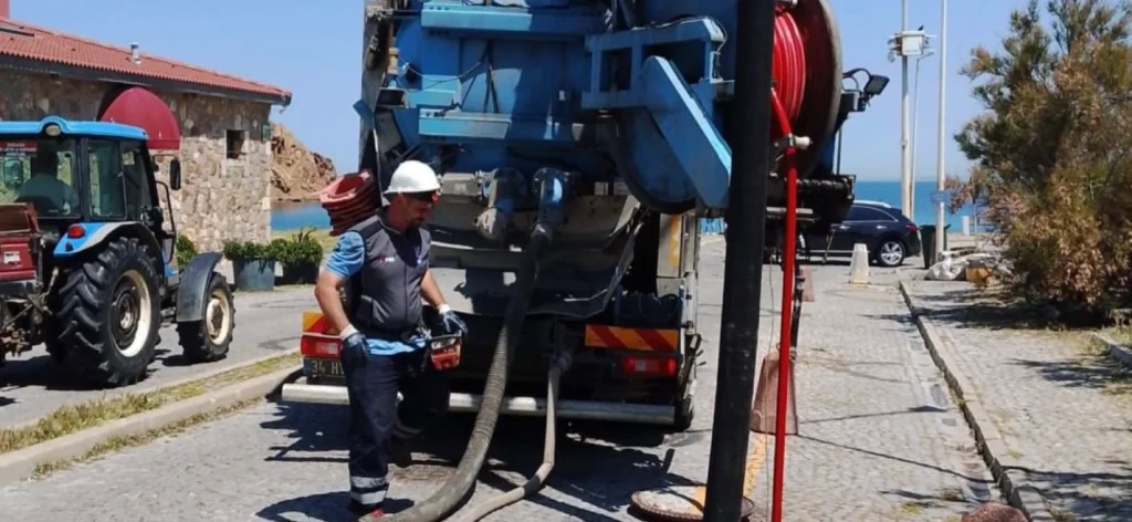 Bozcaada Belediye Başkanlığı, turizm sezonu öncesi İSKİ desteğiyle kapsamlı kanalizasyon temizliği başlattı. Altyapı seferberliğiyle ada yaza hazır!