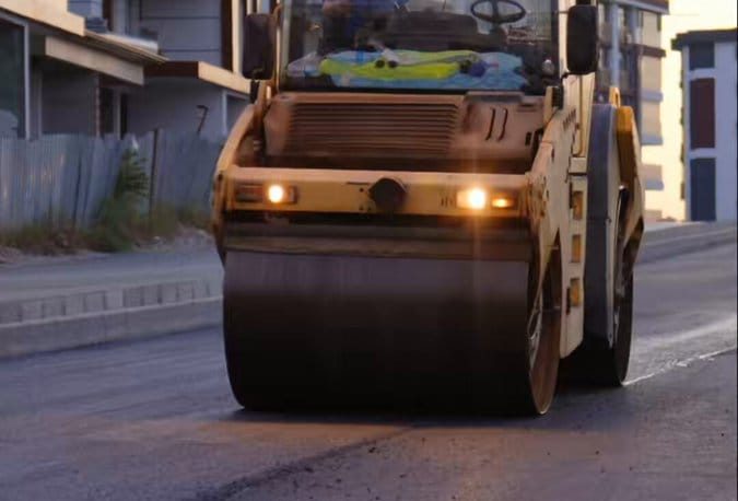 Kuvayi Milliye Bulvarı’nda asfalt serim çalışmaları sürüyor